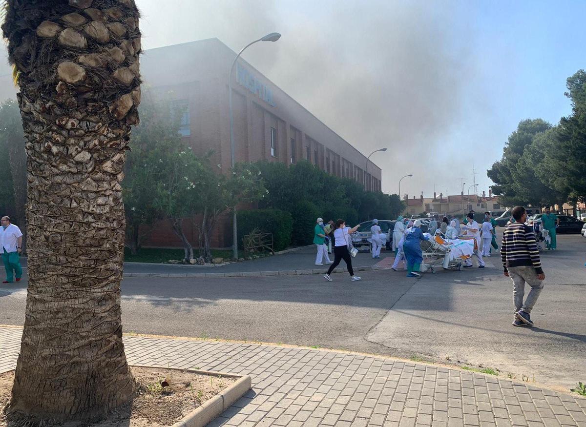 Desalojo del hospital de Hellín (Albacete) por el fuego.