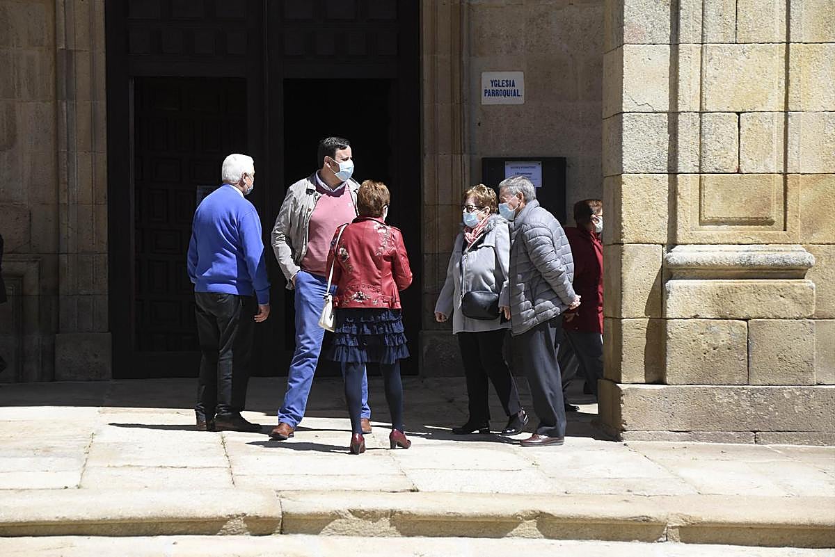 Vecinos de Lumbrales a la salida de la misa dominical.