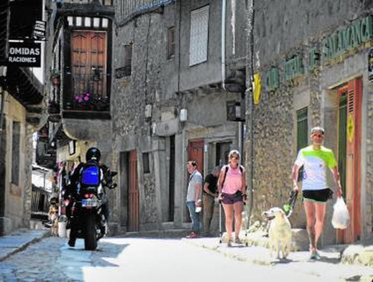 Turistas, no residentes y vecinos comparten las calles de La Alberca.