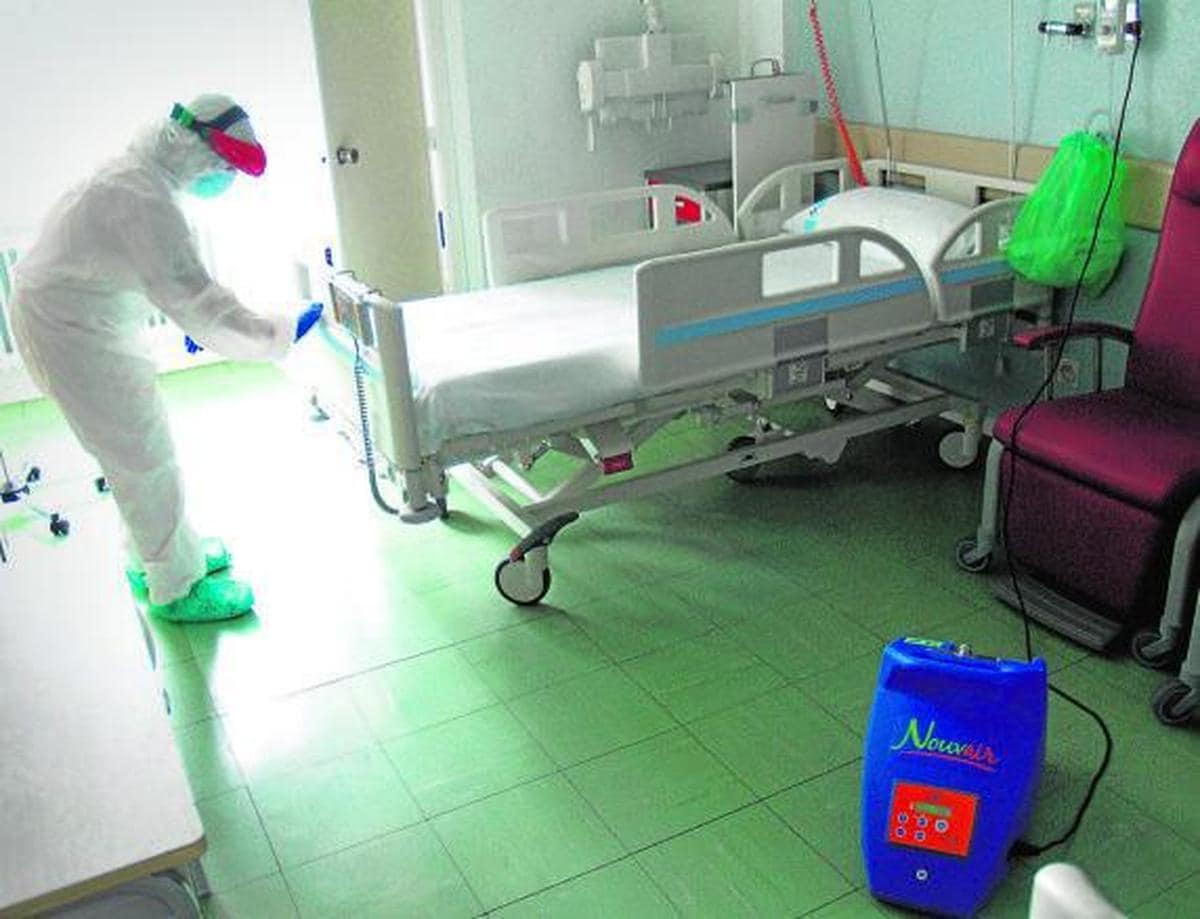 El personal de limpieza tiene que vestir los EPIs cuando desinfecta una habitación ocupada por pacientes COVID.