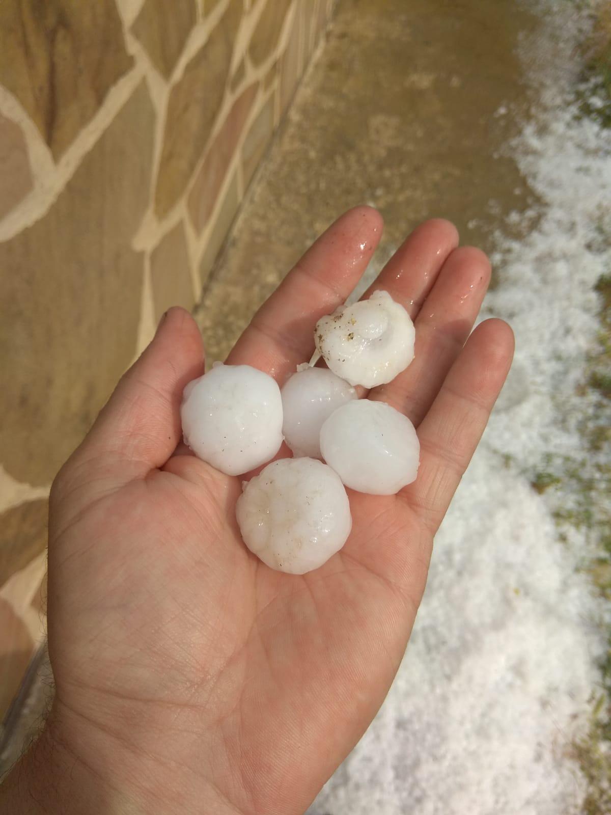 Grandes bolas de granizo caído en Santibáñez de Béjar.