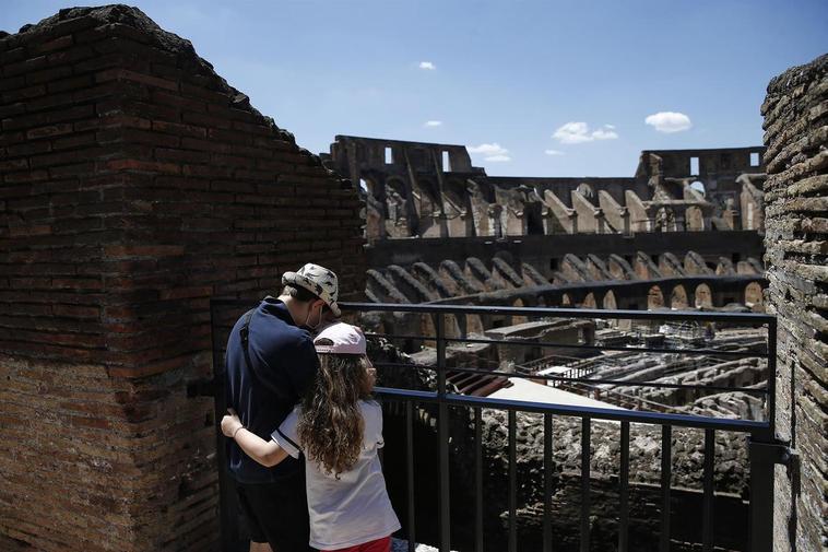 Visitantes en el Coliseo tras la reapertura.