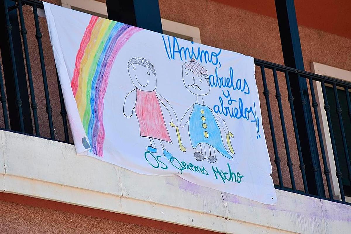 Cartel colgado en un balcón de Carbajosa de la Sagrada.