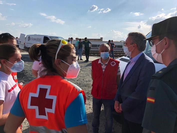 El delegado del Gobierno en Castilla y León, Javier Izquierdo, en el lugar del accidente.