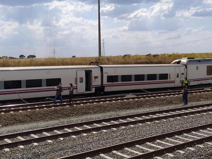 Aspecto del tren Alvia Madrid-La Coruña descarrilado este martes.