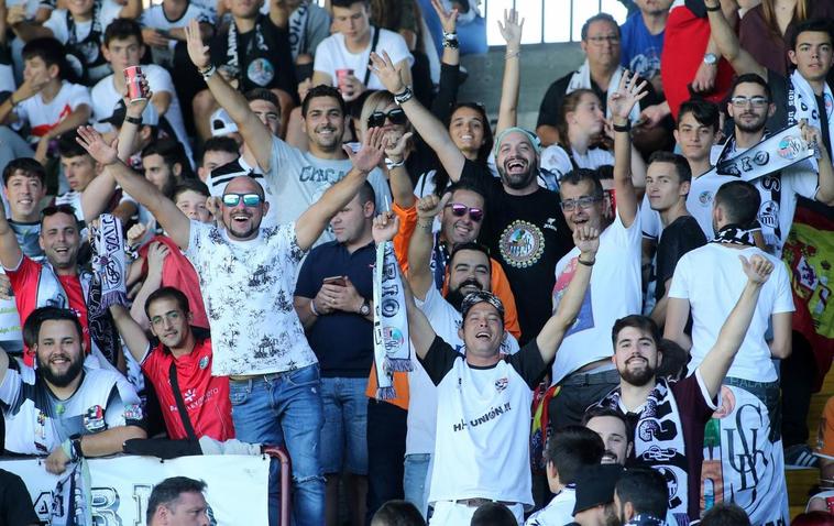 Aficionados del Salamanca en el estadio Helmántico.