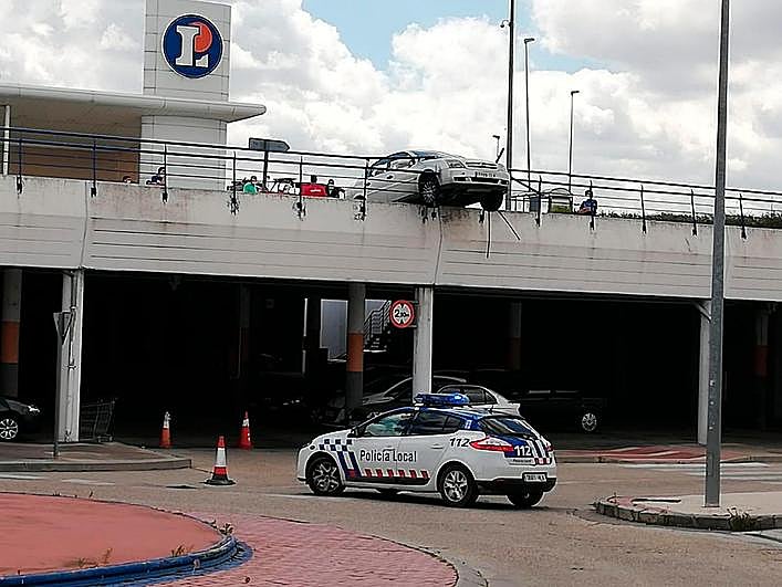 El vehículo que ha impactado contra una de las vallas del aparcamiento del E.Leclerc.