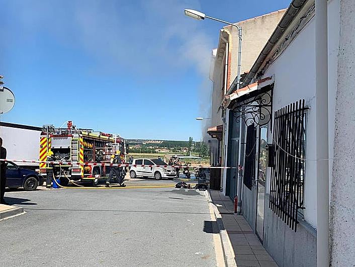 Bomberos trabajando en la extinción de la caldera en Villamayor.