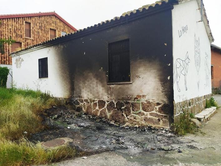 El consultorio médico de La Hoya, afectado por las llamas tras arder seis contenedores