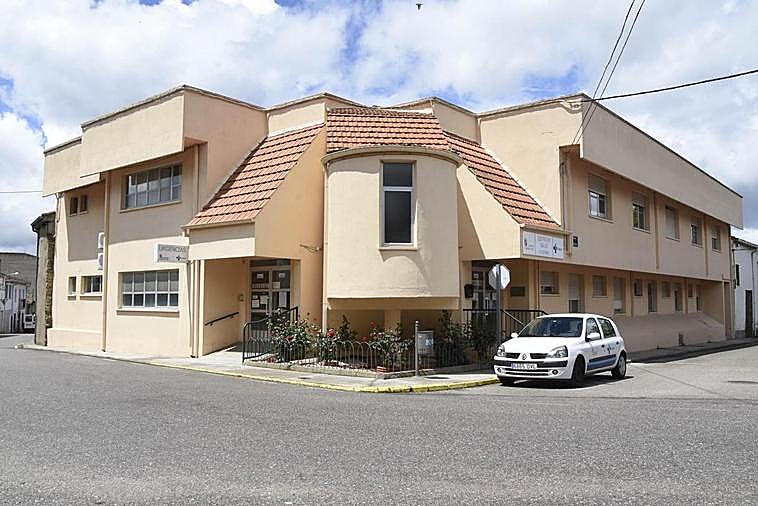 Edificio del Centro de Salud de Lumbrales del que dependen 12 municipios de la Zona Básica de Salud.
