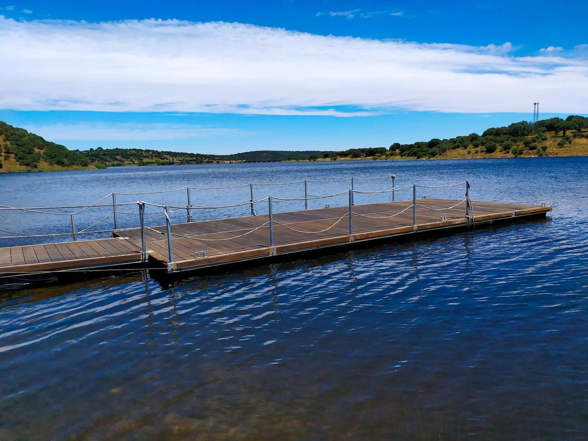 Embarcadero de Guijo de Ávila con el pantano de Santa Teresa al fondo.