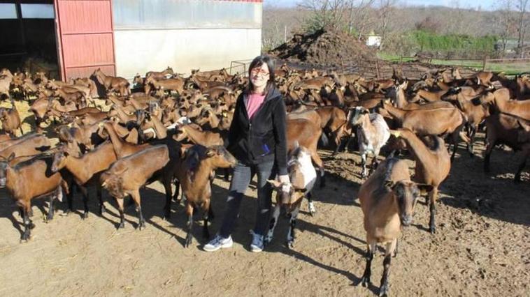 Una ganadera salmantina junto a sus cabras.