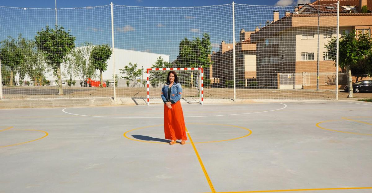 La edil de Deportes, Silvia González en el nuevo campo de fútbol sala.