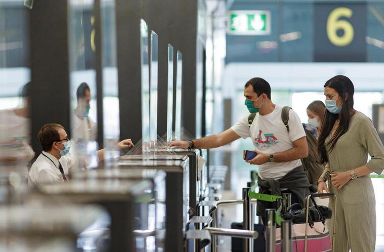 Varias personas en el aeropuerto de Barajas.