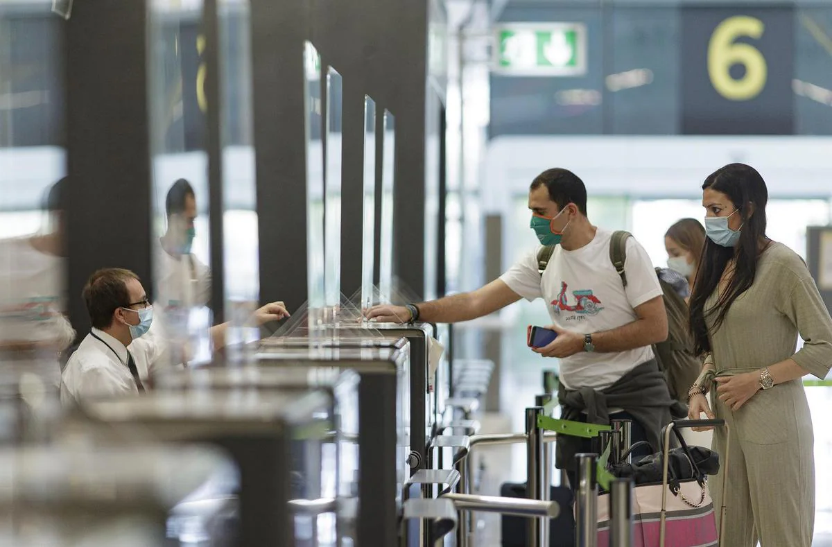 Turistas en Barajas antes de tomar un vuelo.