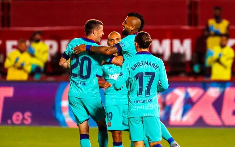 El Barcelona vuelve fuerte y golea al Mallorca para retener el liderato (0-4)