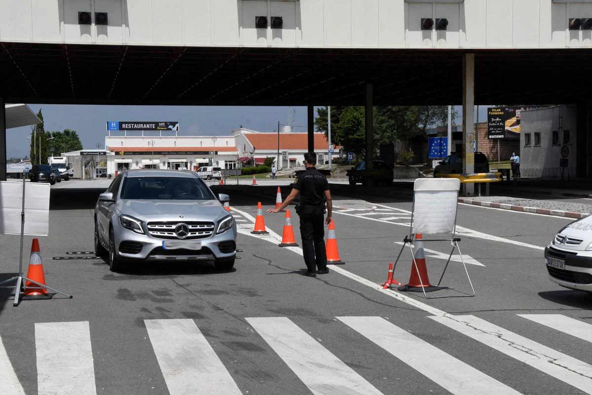 Agentes de la Policía Nacional destacados en Fuentes de Oñoro controlan el cumplimiento de las medidas de cierre de fronteras con Portugal