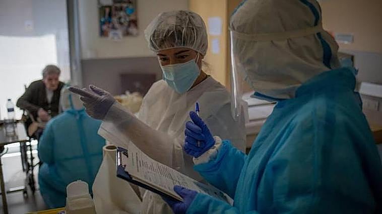 Dos sanitarios en un hospital.