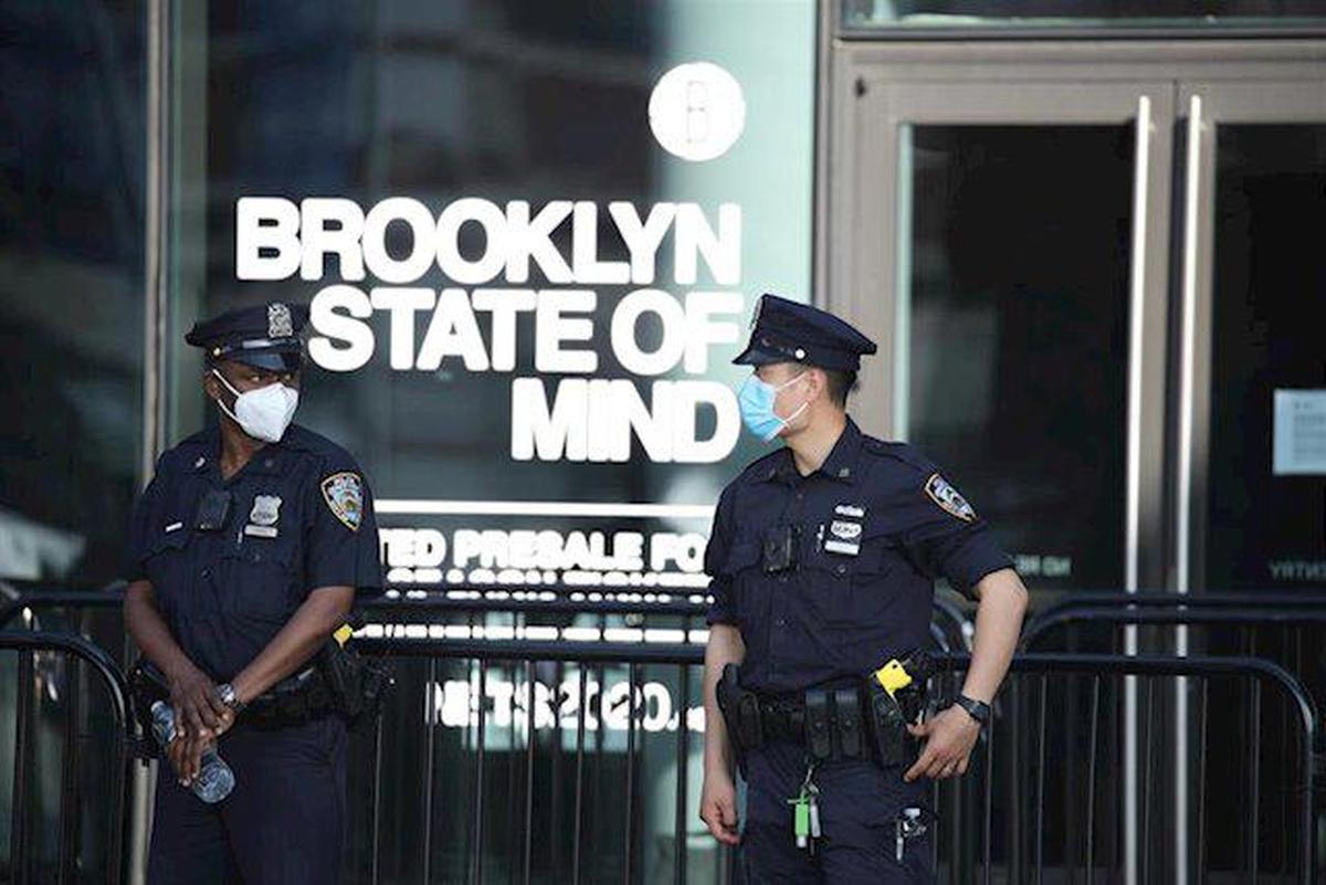 Policías de Nueva York escoltando un edificio.