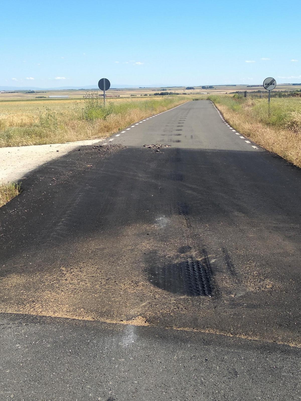 El parcheado realizado hace unos días ya presenta baches.