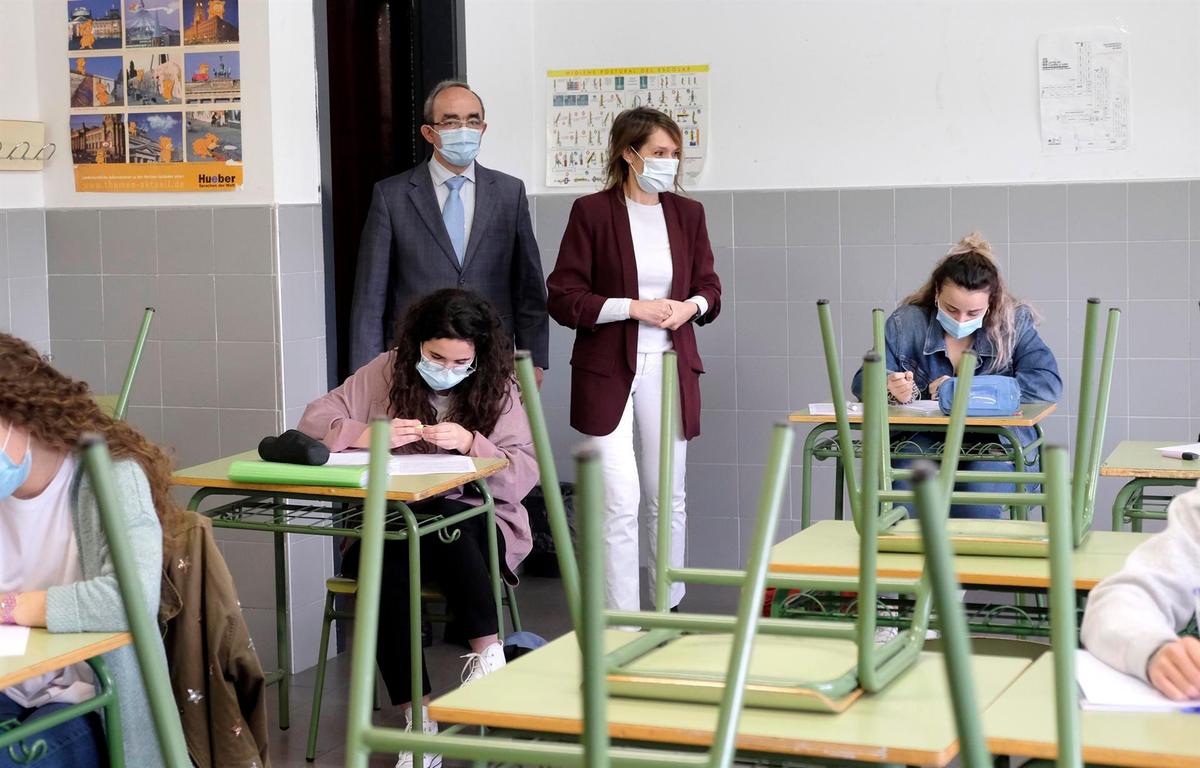 Rocío Lucas, durante su visita al IES Julián Marías de Valladolid.