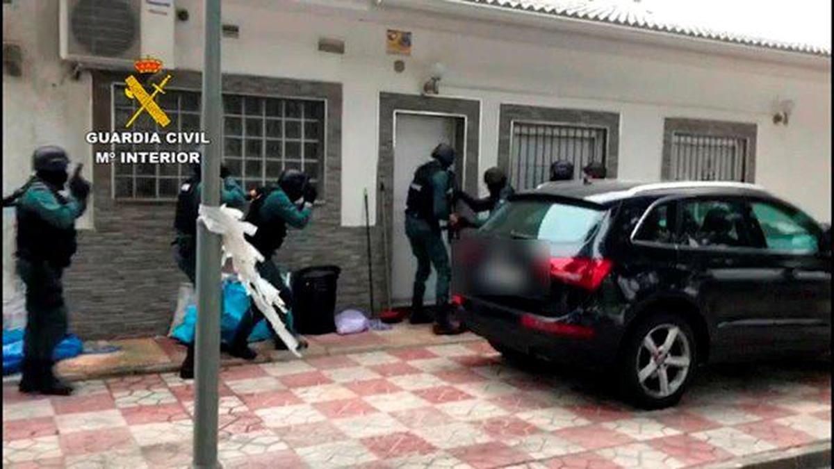 Agentes de la Guardia Civil durante la operación contra los estafadores.