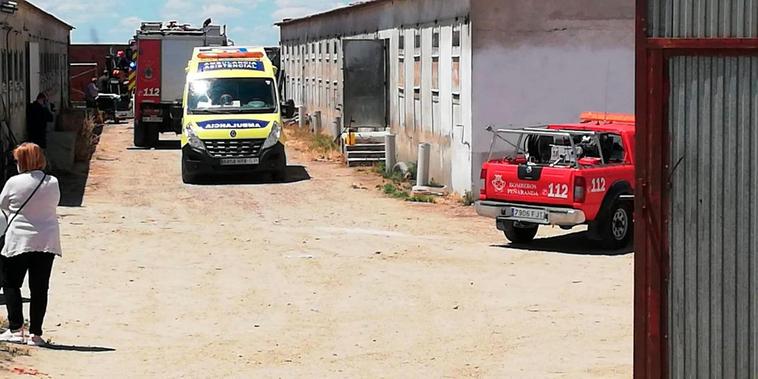 Ambulancia y bomberos en el lugar del accidente.