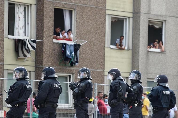 Policía alemana en el complejo de viviendas afectado.