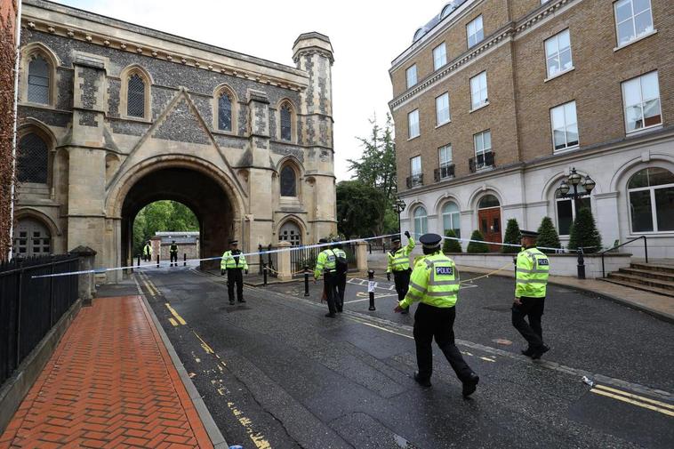 Policía británica en el lugar del ataque.