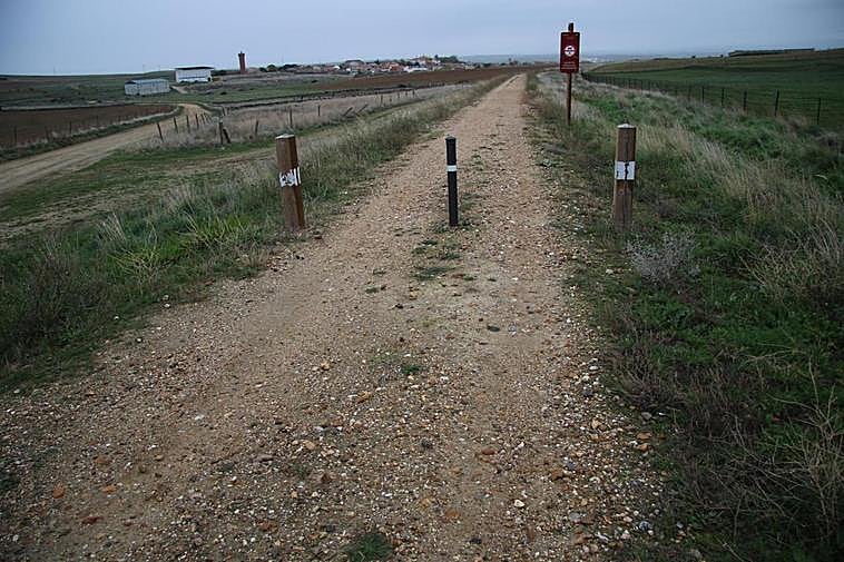 La Vía Verde de la Ruta de la Plata permite un cómodo paseo por un sendero limpio.