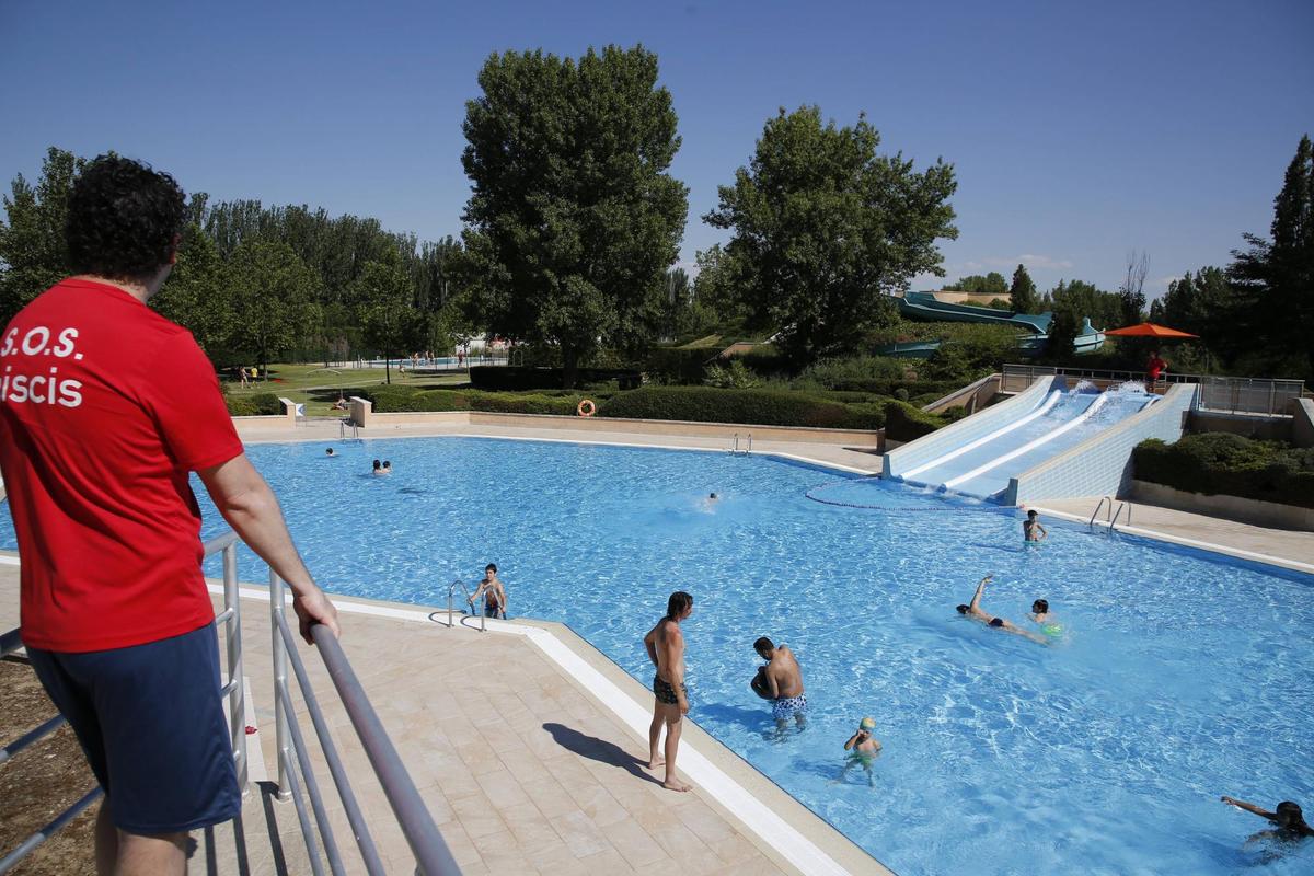 Los salmantinos han disfrutado este lunes del primer día de apertura de las piscinas municipales.