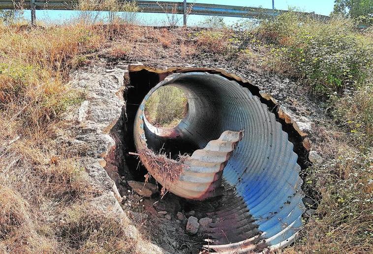 Imagen del puente de El Tornadizo antes de que se lo llevara la riada, ya deteriorado.