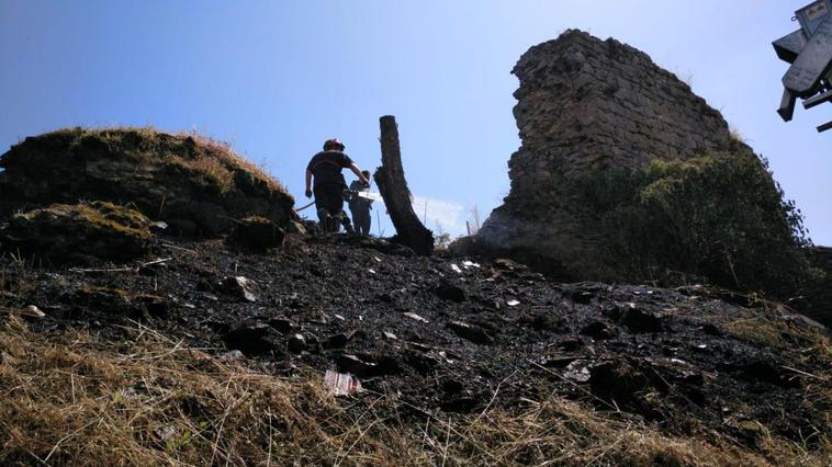 Incendio junto a la muralla de Monleón