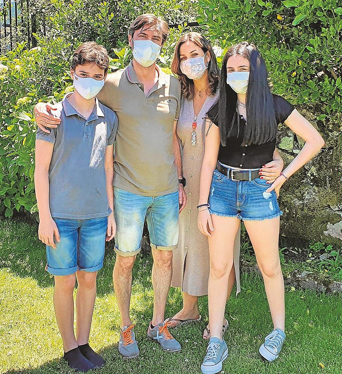 Nacho y Olga (centro) con sus hijos Nacho y Paula, ya en Candelario.