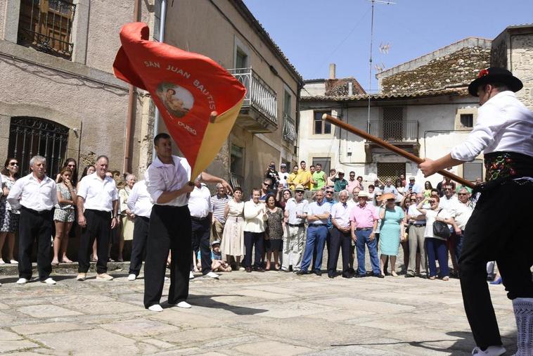 Los mozos realizan el tradicional “Baile de la Bandera” en las fiesta de San Juan Bautista de Hinojosa.