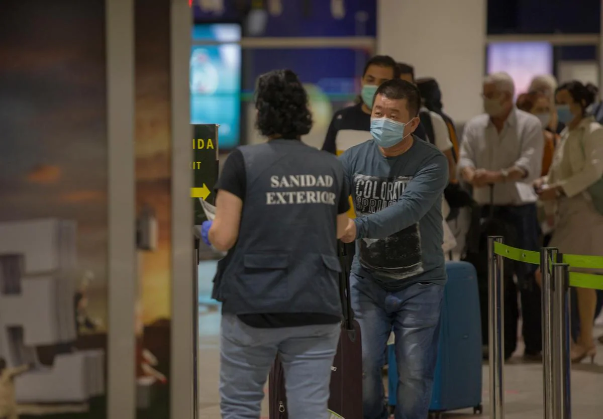 Control de pasajeros en el aeropuerto de Sevilla.