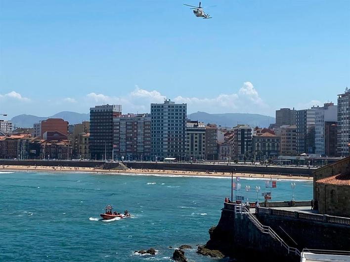 Rescatado el cuerpo del joven que se ahogó en la playa de San Lorenzo de Gijón cuando quería rescatar a su novia
