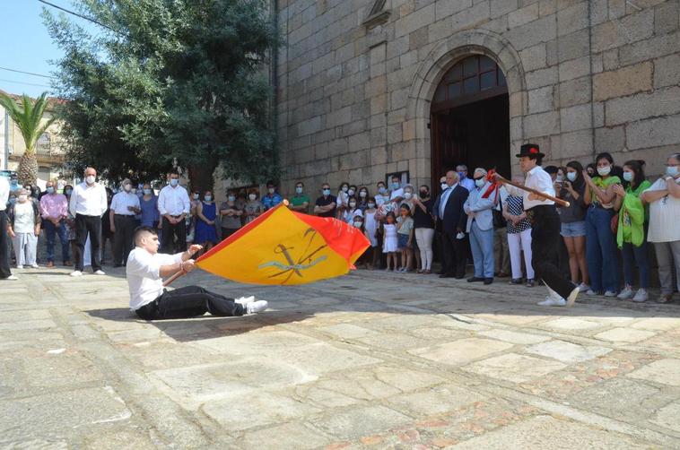 Los mozos hinojoseros bailando la bandera.