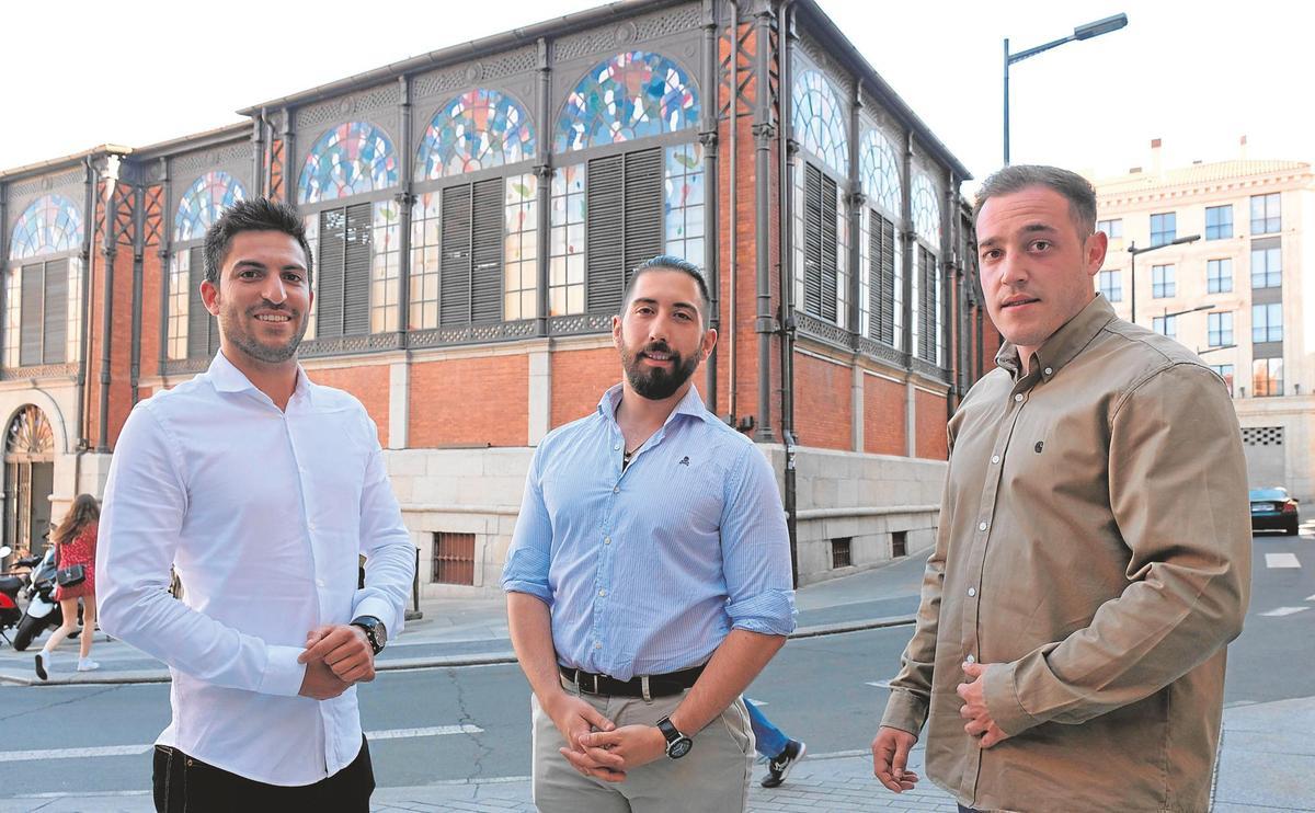 Tres de los socios fundadores en la plaza del Mercado de Salamanca