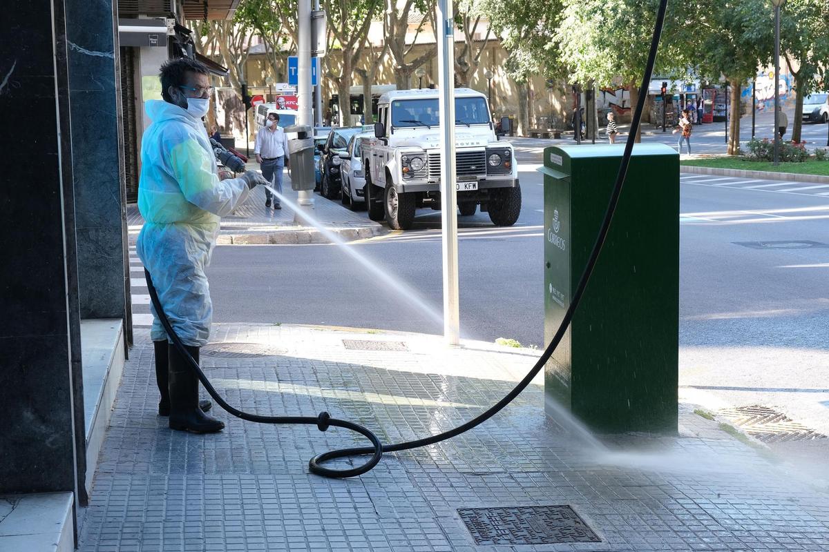 Desinfección en las calles de Menorca.