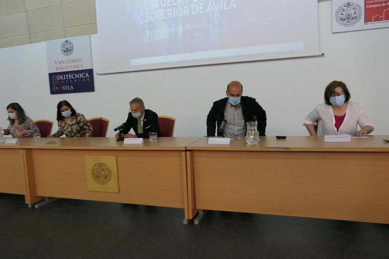 El rector de la Universidad de Salamanca en Ávila en la presentación de las titulaciones.