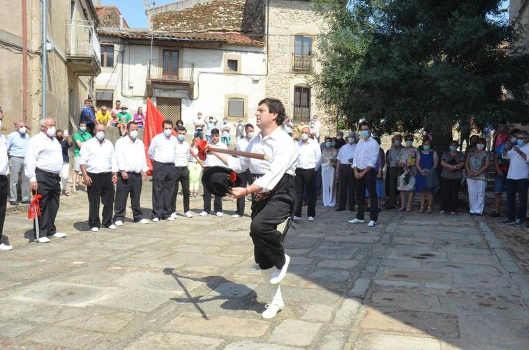 Baile de la bandera en Hinojosa de Duero durante la celebración de sus fiestas este San Juan.