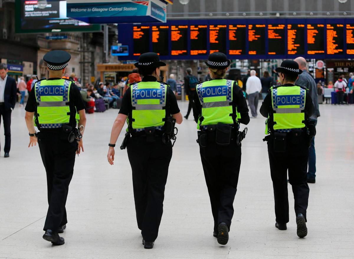 Policía en el aeropuerto de Glasgow.