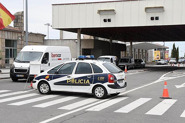 Patrulla de la Policía Nacional en la frontera de Fuentes de Oñoro.