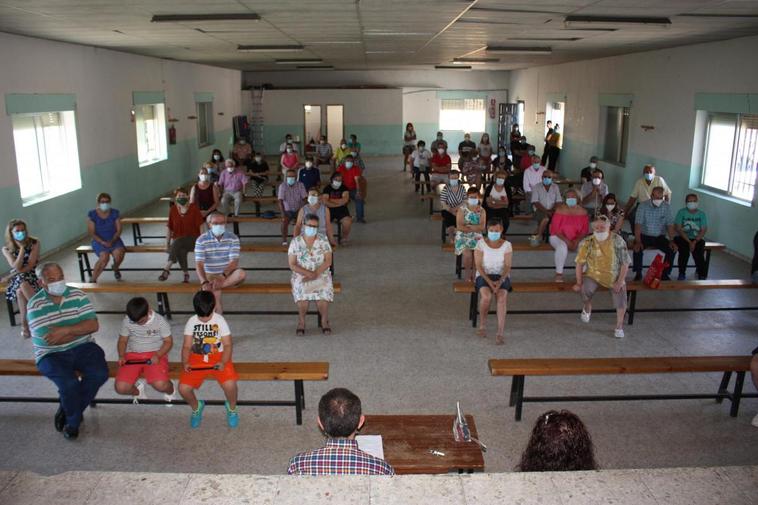 Reunión de vecinos que se celebró ayer en  el municipio de Encinas de Abajo.