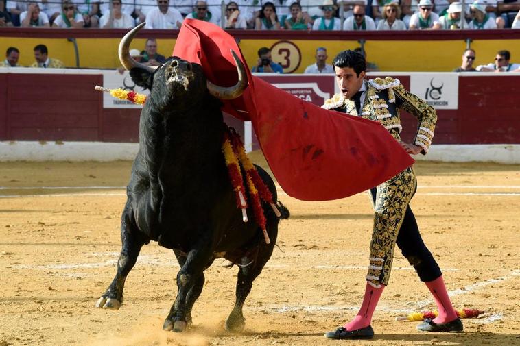 Pase de pecho del torero madrileño Alberto López Simón.