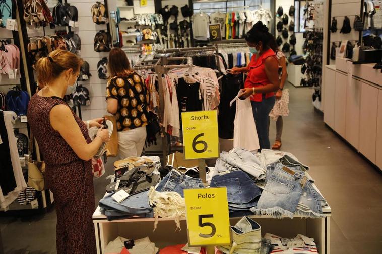 Clientes, en un establecimiento de ropa de la ciudad durante estas rebajas de verano.