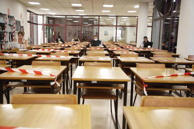 Alumnos en una biblioteca de la Universidad de Salamanca.