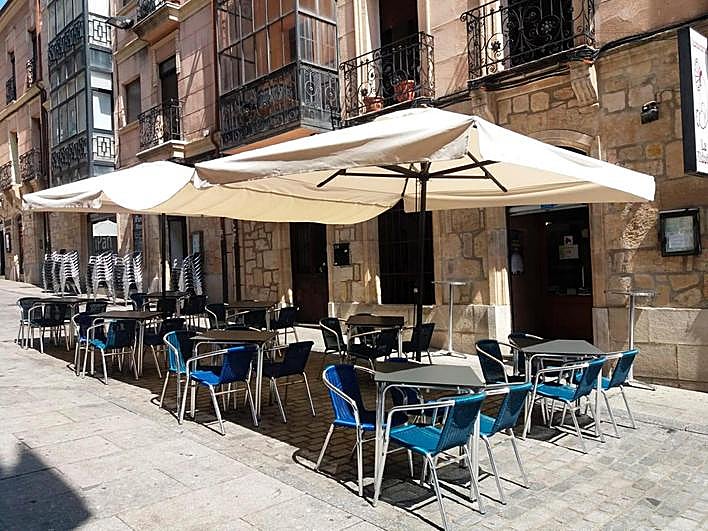 En la terraza del Restaurante La Aldaba puedes disfrutar de una gran variedad de tapas elaboradas