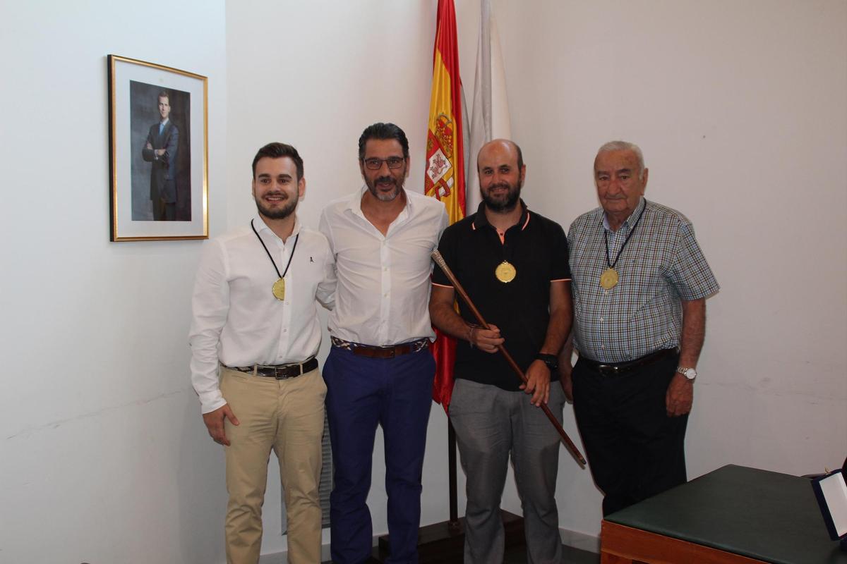 Iván Pelayo (izqda.) asumirá la Alcaldía de Mozodiel, junto al alcalde de Villamayor, Ángel Peralvo; el alcalde pedáneo saliente de Mozodiel, Miguel Ángel Ávila, y el concejal popular de la pedanía, Magín Sánchez.